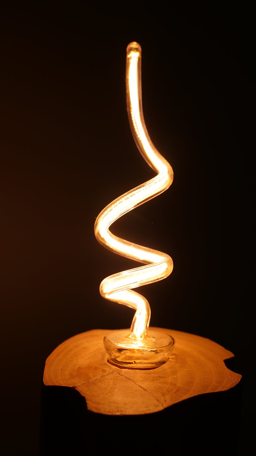 Filament en spirale sur socle de bois